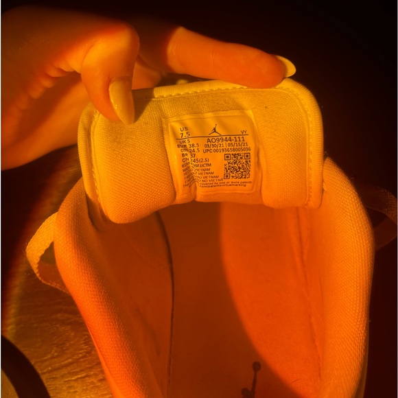 White jordan lows (goat verified) - Picture 4 of 5